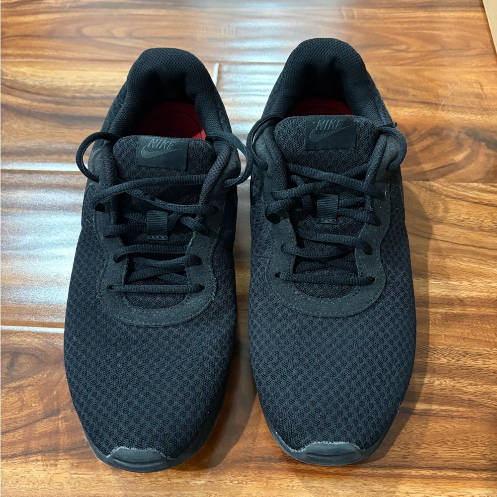 NIKE - Tanju Running Shoe
